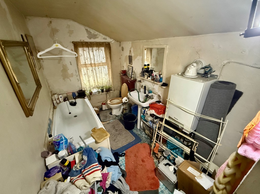 Lot: 68 - MID-TERRACE HOUSE FOR REFURBISHMENT - Bathroom with W.C.